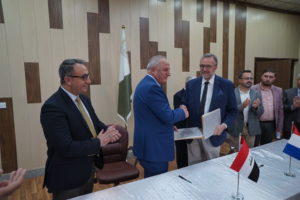 Signature entre le président de l'université de Mossoul et Etienne Blanc de la région 
